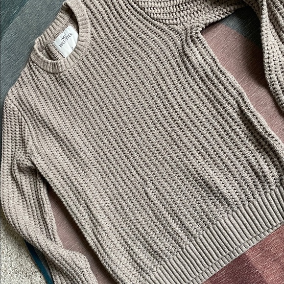 Hollister Men's Taupe Crewneck Sweater - Picture 6 of 9